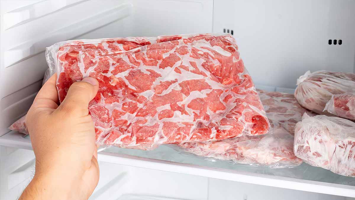 Eis im Gefrierschrank entfernen