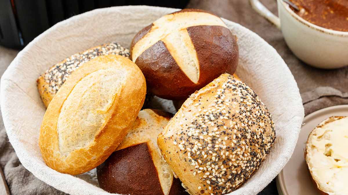 Knusprige Tiefkühlbrötchen So gelingt der Airfryer-Trick ohne Vorheizen
