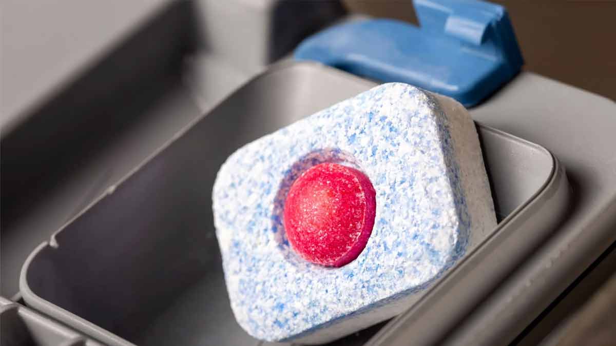 Mit Spülmaschinentab die Waschmaschine reinigen Experte klärt auf